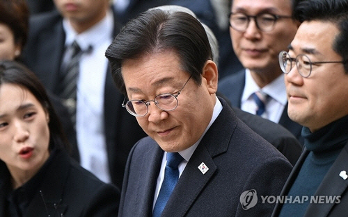 이재명 더불어민주당 대표가 지난 25일 오후 서울 서초구 서울중앙지법에서 열린 '위증교사' 혐의 사건 1심 선고 공판에 출석한 뒤 취재진에게 입장을 밝히고 있다. [사진공동취재단=연합뉴스]